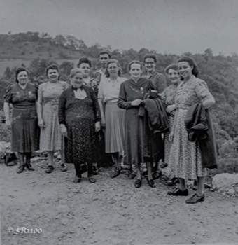 Oma Klimmen met witte bef en de plattelands vrouwen